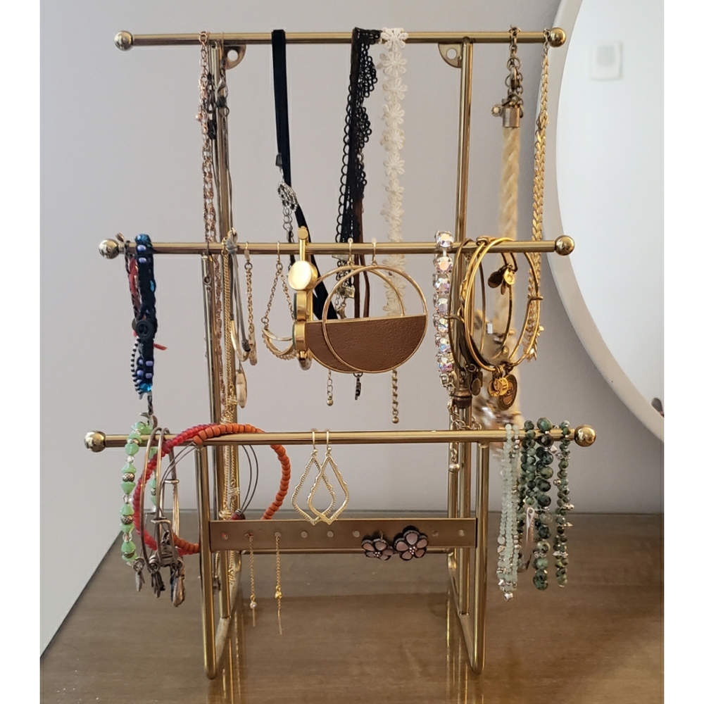Simple Gold Jewelry Stand